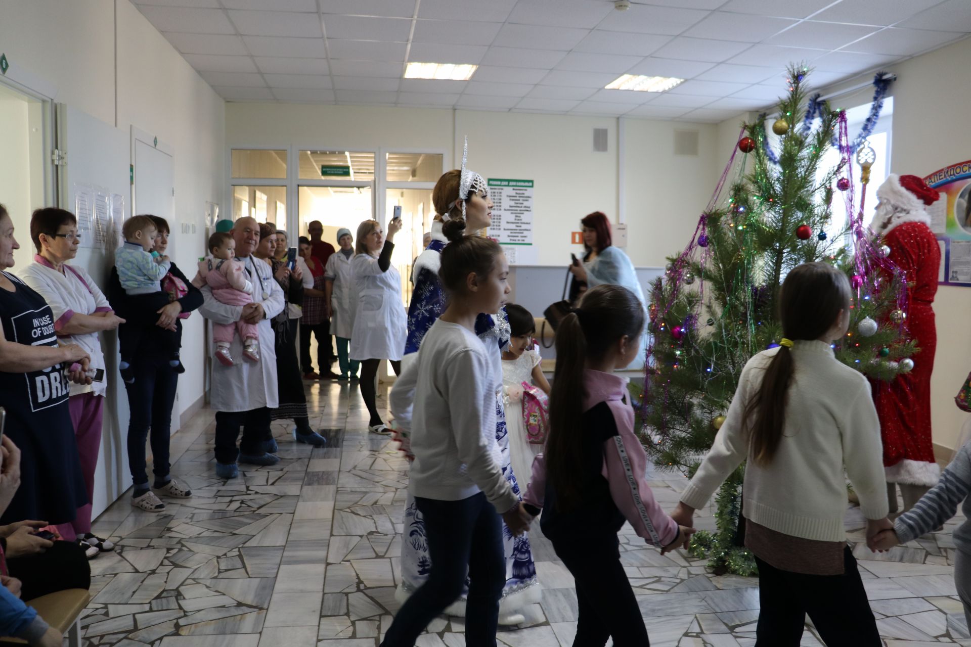 Глава Алькеевского района порадовал новогодними подарками пациентов детского отделения больницы