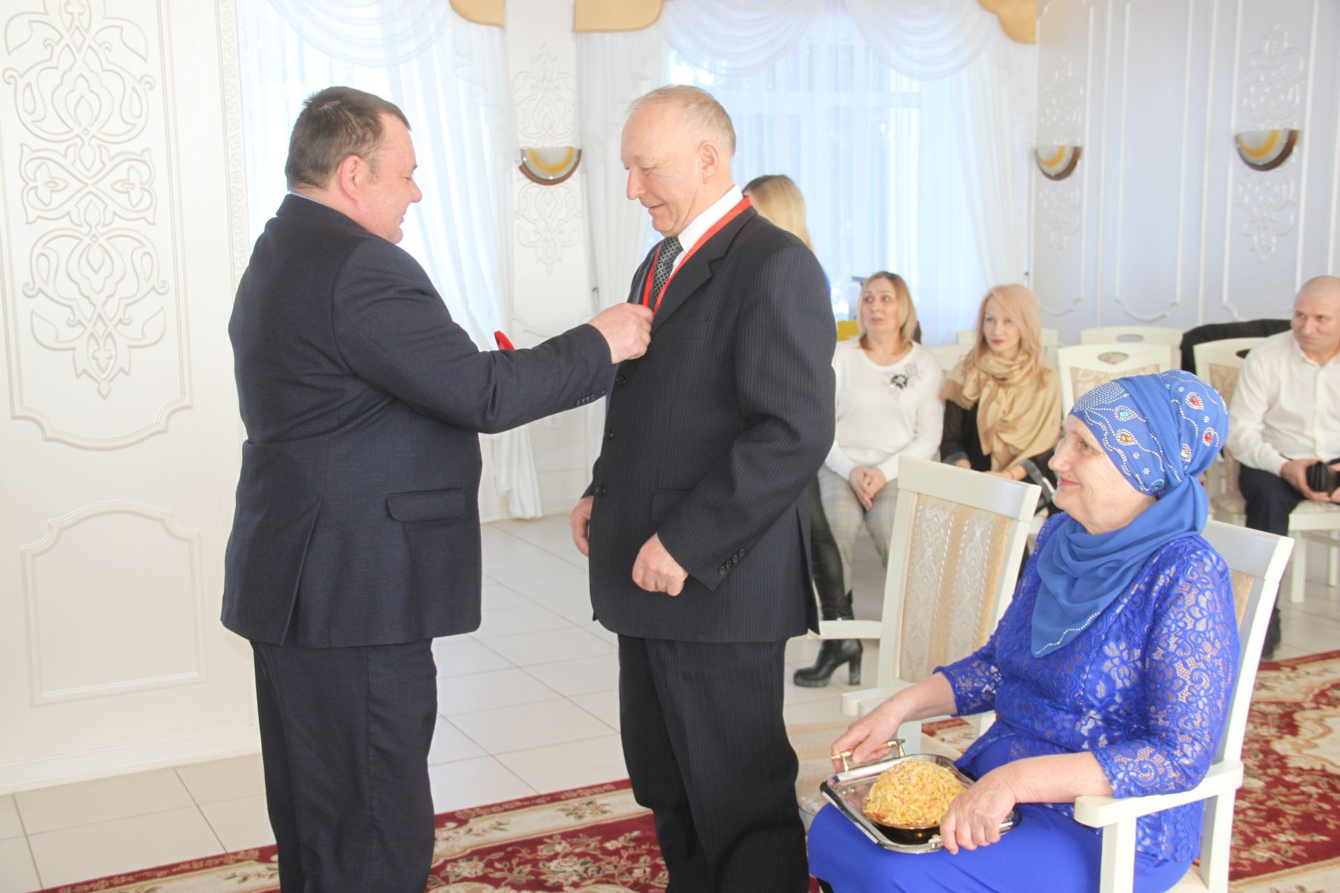 Ибатуллиных с золотой свадьбой поздравляли в Зале бракосочетаний