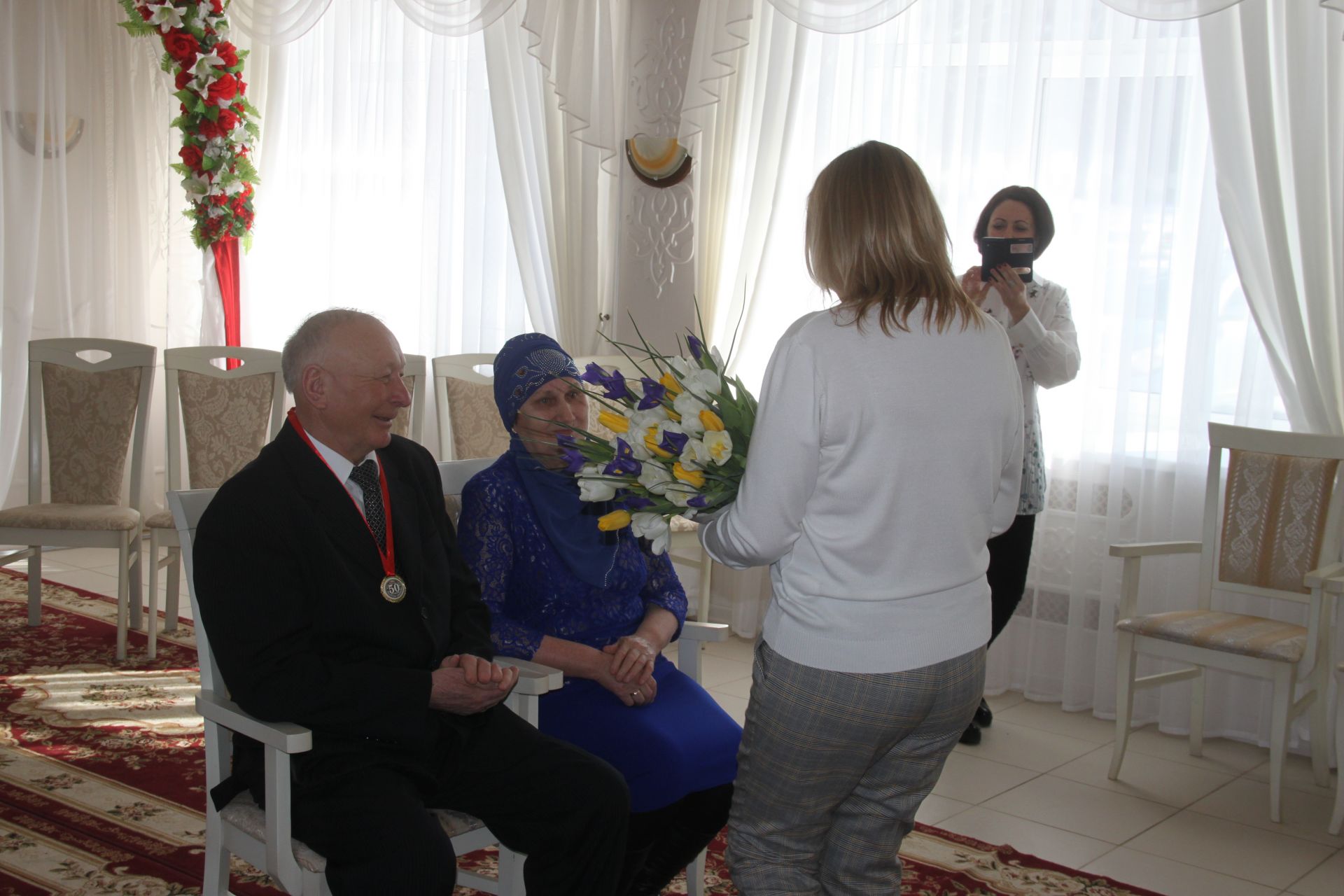 Ибатуллиных с золотой свадьбой поздравляли в Зале бракосочетаний