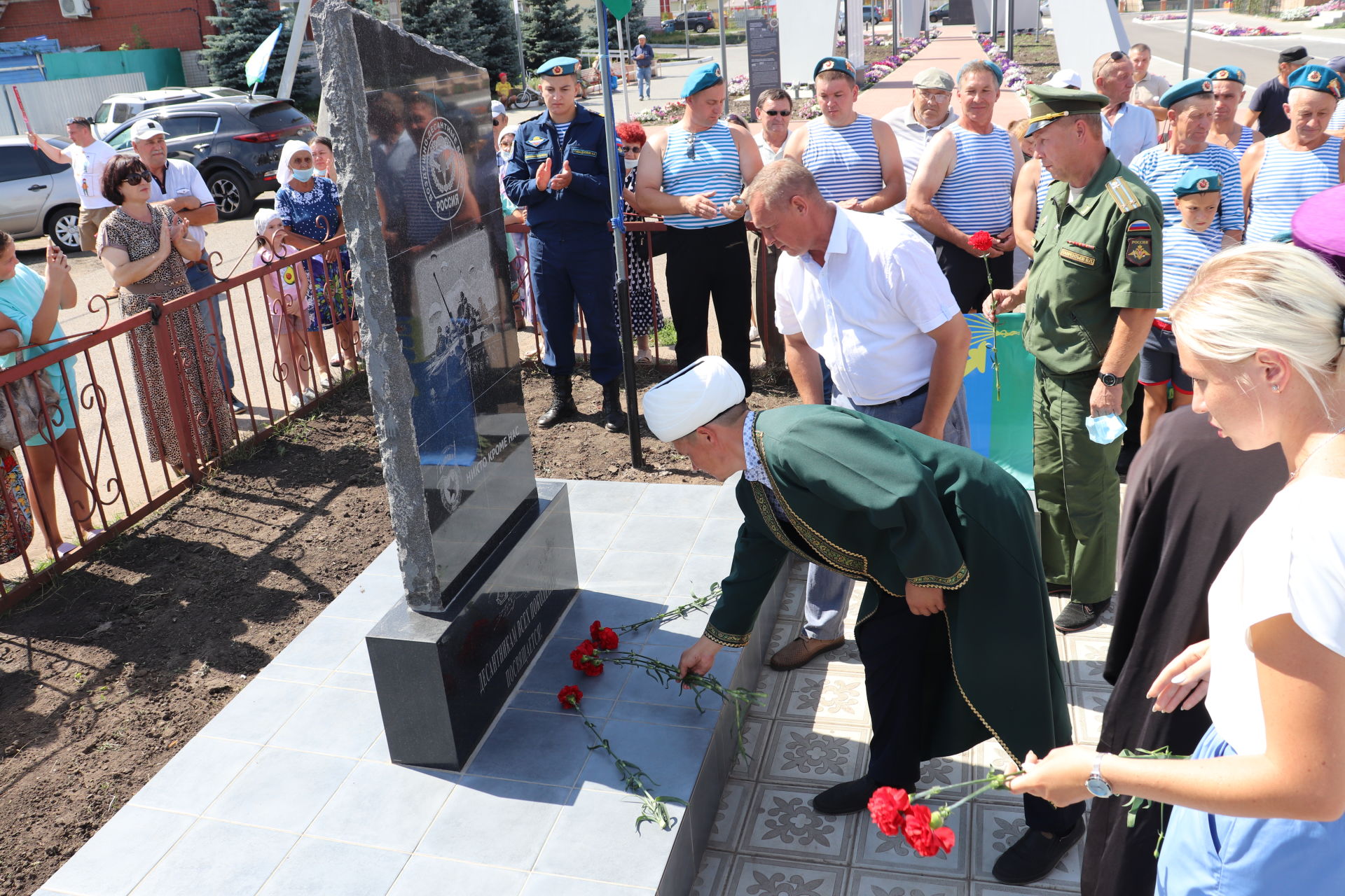 Открытие памятника десантникам
