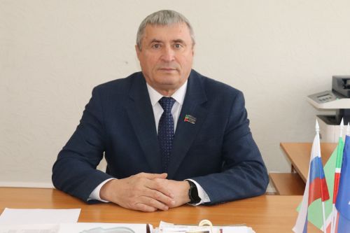 Заместитель главы Алькеевского района Рашит Билалов поздравляет женщин с праздником
