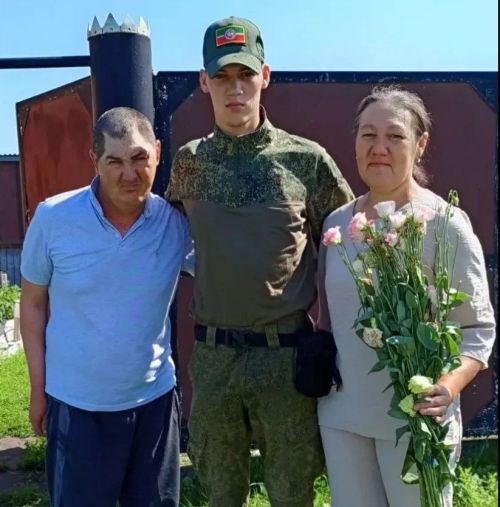 В село Салманы приехали сразу двое солдат
