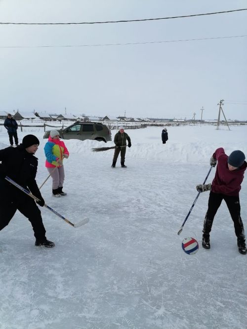 Әхмәт авылында итекле-себеркеле хоккей уены үткәргәннәр
