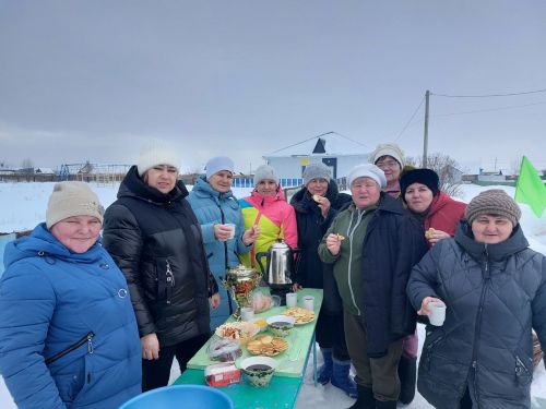 Әхмәт авылында итекле-себеркеле хоккей уены үткәргәннәр