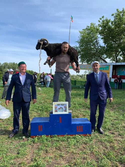 В Старом Алпарово абсолютному батыру вручили барана, гостю-победителю — телевизор