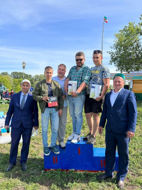 В Старом Алпарово абсолютному батыру вручили барана, гостю-победителю — телевизор