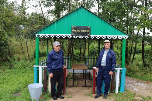 Нәсыйх Моратов һәм Каюм Гайнуллин Югары Әлморза авылында чишмә төзекләндергәннәр
