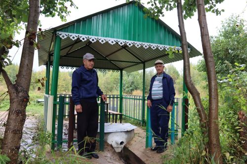 Нәсыйх Моратов һәм Каюм Гайнуллин Югары Әлморза авылында чишмә төзекләндергәннәр