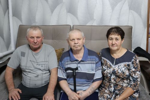 Назыйм һәм Рәмзия Нуретдиновлар үз гаиләләренә ятим калган өч бала белән авылдашлары Илъясны да сыендыралар
