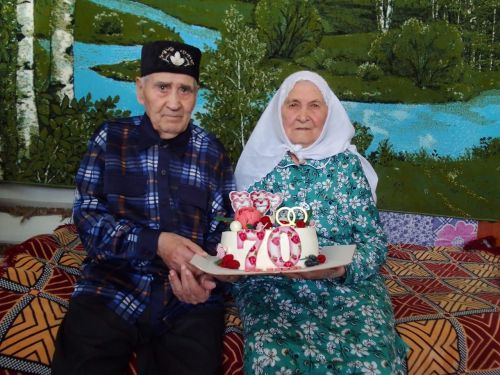 Родители известного певца Нияза Залялова Рамиля и Габбас Заляловы отпраздновали 70-летие совместной жизни