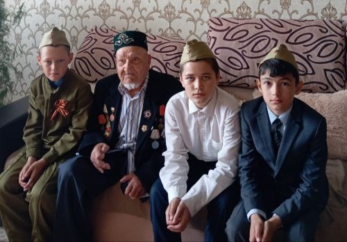 Укучылар Җиңү бәйрәме белән котлыйлар