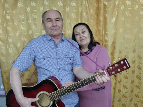 Чуаш Борнаенда яшәүче Емелюковларның ике уллары, корал тотып,  Ватан сагында хезмәт итәләр