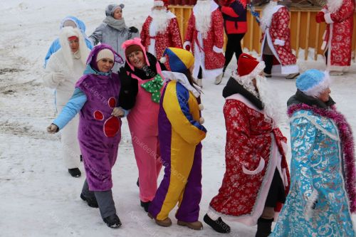 Район үзәгендә Кыш бабайлар һәм Кар Кызлары парады узды.