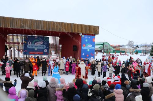 Район үзәгендә Кыш бабайлар һәм Кар Кызлары парады узды.