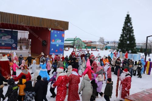 Район үзәгендә Кыш бабайлар һәм Кар Кызлары парады узды.