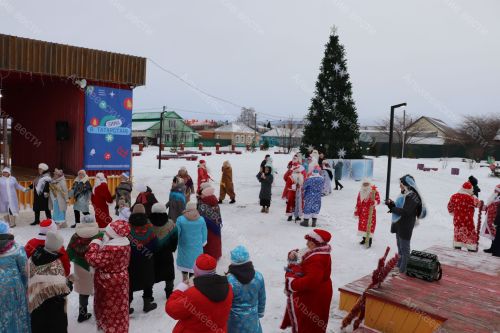 Район үзәгендә Кыш бабайлар һәм Кар Кызлары парады узды.
