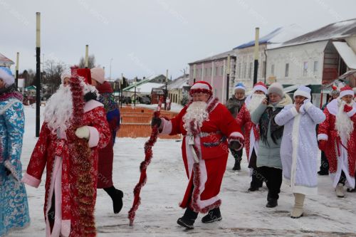 Район үзәгендә Кыш бабайлар һәм Кар Кызлары парады узды.