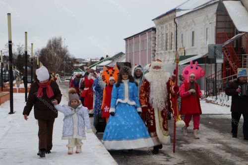 Район үзәгендә Кыш бабайлар һәм Кар Кызлары парады узды.