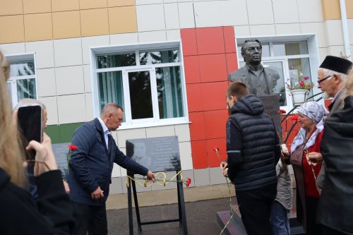 Нәби Дәүли исемендәге Базарлы Матак гимназиясендә мемориаль такта ачылды