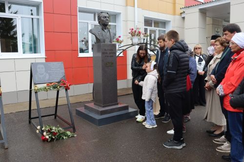 Нәби Дәүли исемендәге Базарлы Матак гимназиясендә мемориаль такта ачылды
