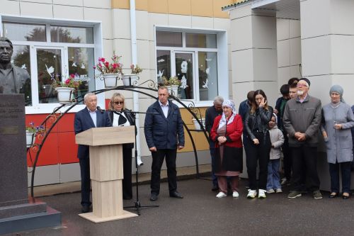 Нәби Дәүли исемендәге Базарлы Матак гимназиясендә мемориаль такта ачылды