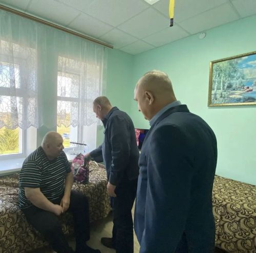 Почётные гости посетили  дом-интернат в Юхмачах в день пожилых людей