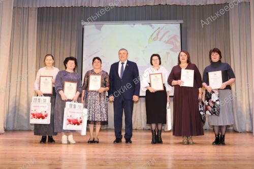 Район мәдәният йортында Мәдәният хезмәткәрләре көненә багышланган тантаналы чара узды