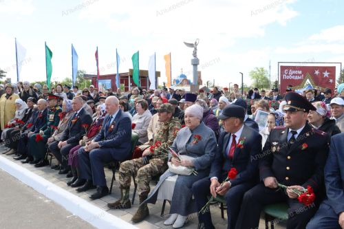 Сегодня – великий праздник, День Победы!
