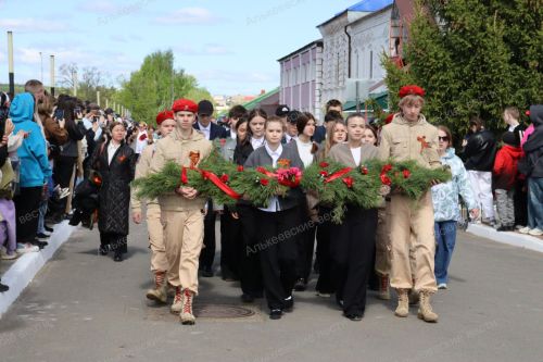 Сегодня – великий праздник, День Победы!