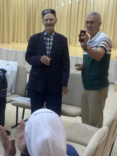 Иске Чаллы авылында яшәче Сибатов Рагипка Сара Шакулова медале тапшырылды
