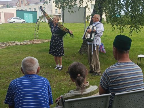 «Незабудка» коллективы Юхмачы интернат йортында өлкәннәр өчен концерт оештырды