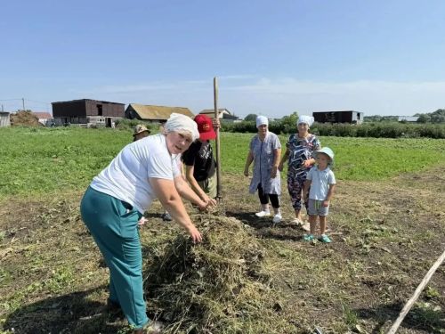 Әхмәт авылында печән чабу традицияләре белән танышу узды