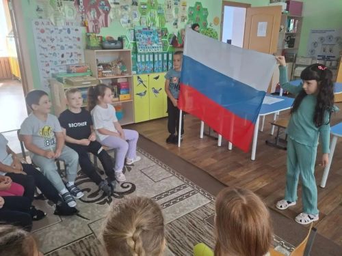 Детский сад «Ромашка» присоединился к празднованию Дня Государственного флага России