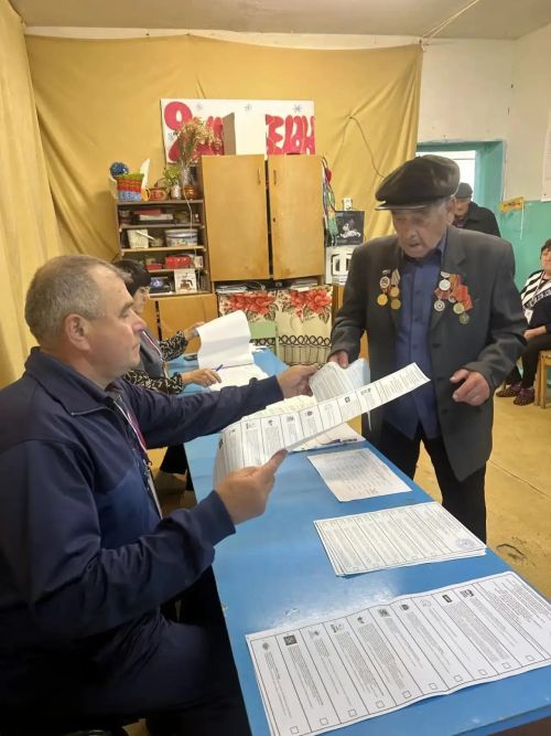 95-летний Хасият Хайруллин пришёл на избирательный участок, чтобы проголосовать