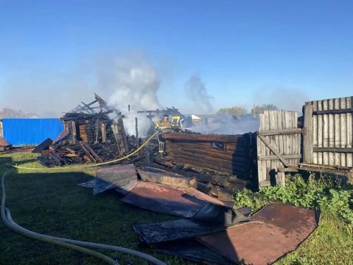 В селе Старая Тахтала загорелся деревянный сарай