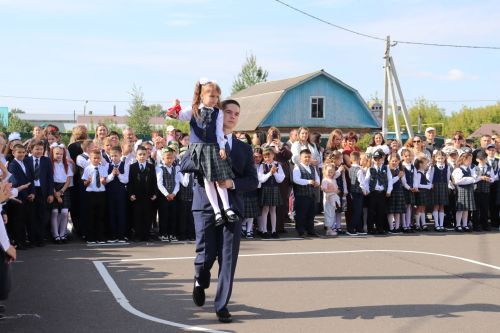 Первый звонок в этом учебном году прозвенел для 555 учащихся Базарно-Матакской средней школы