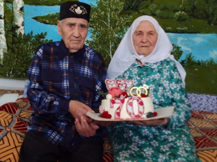 Родители известного певца Нияза Залялова Рамиля и Габбас Заляловы отпраздновали 70-летие совместной жизни