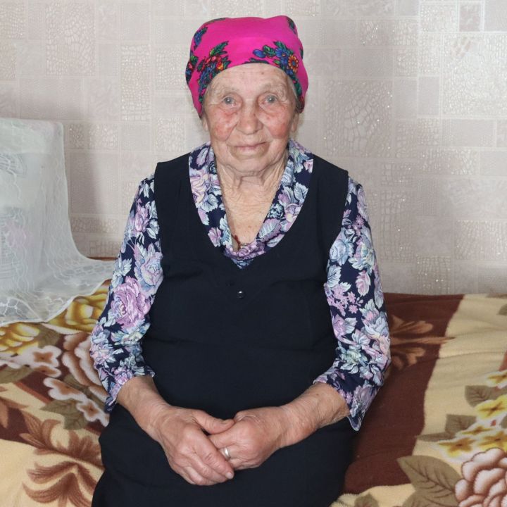 Түбән Кәчи авылында яшәүче Лидия Световидова 90 яшь тулуын билгеләп үтте