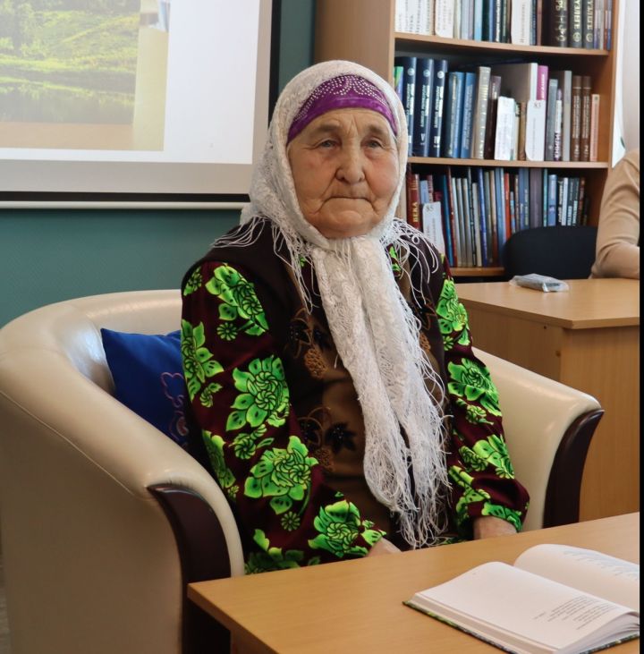 Книгу своих стихов презентовала алькеевцам 83-летняя Наиля Алимова