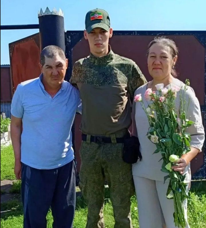 В село Салманы приехали сразу двое солдат