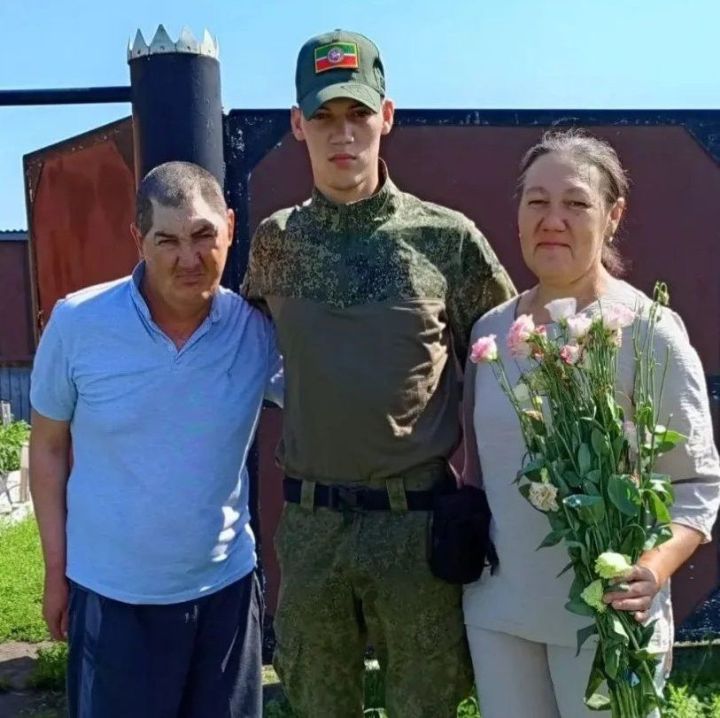 Салман авылына берьюлы ике солдат кайтып төште