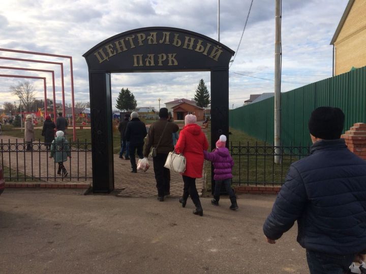 В Алькеевском районе в парке устроили праздник, приуроченный к Дню народного единства и Дню Конституции Республики Татарстан