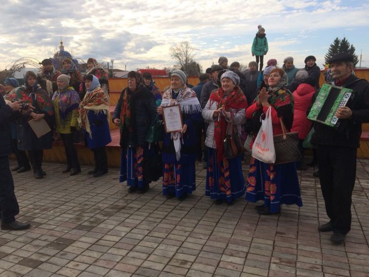 В Алькеевском районе в парке устроили праздник, приуроченный к Дню народного единства и Дню Конституции Республики Татарстан