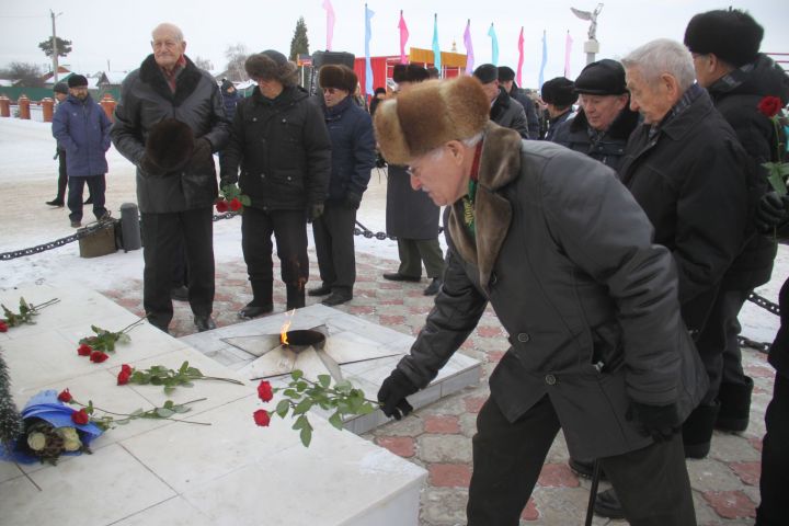 В Алькеевском районе на митинге «Никто не забыт, ничто не забыто» вспомнили Неизвестного солдата