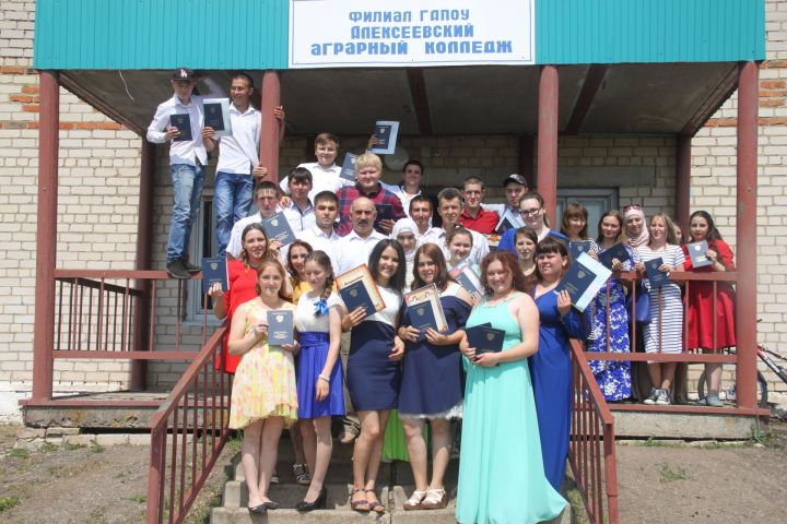 Алькеевский район: 56 выпускникам районного филиала Алексеевского агроколледжа торжественно вручили дипломы. ФОТО