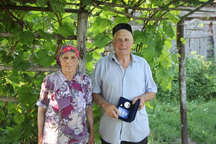 Семья Азата и Расимы Гильмутдиновых, проживающих в деревне Новое Камкино признана примерной семьей района
