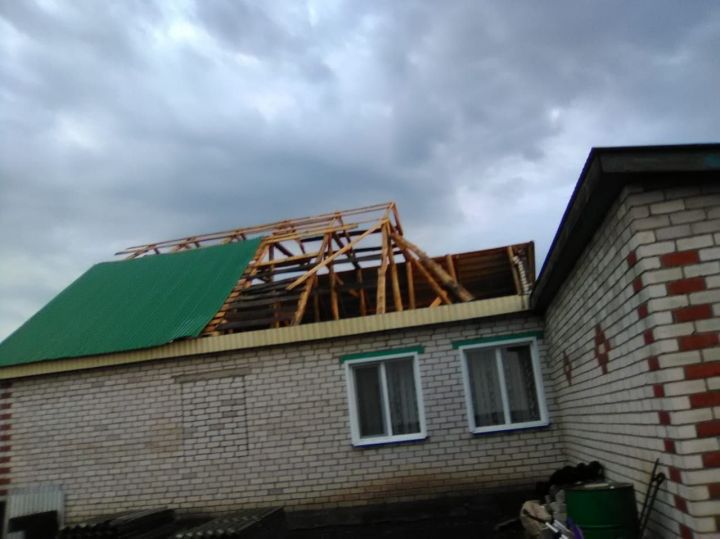 По деревне Ахметьево вчера прошелся ураган. ФОТО