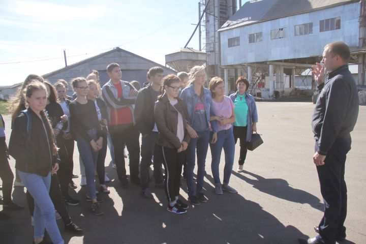 Алькеевский район: для старшеклассников устроили большую экскурсию по предприятиям района