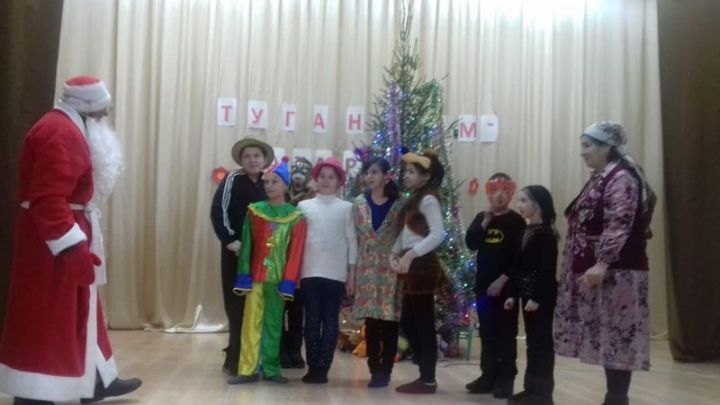 В Старо-Алпаровском сельском доме культуры дети показали сказку «Репка»