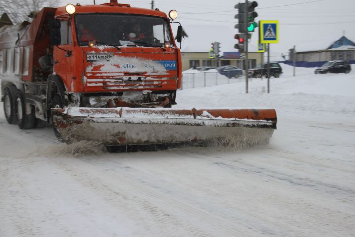 Дорожные рабочие Алькеевского района, проработав всю ночь на буране, к утру успели очистить почти все дороги района